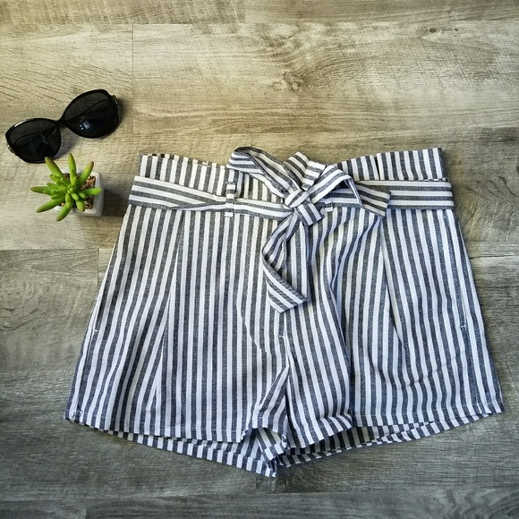 BLACK Paper Bag Stripe High-Waisted Belted Shorts. - Picture 4 of 5